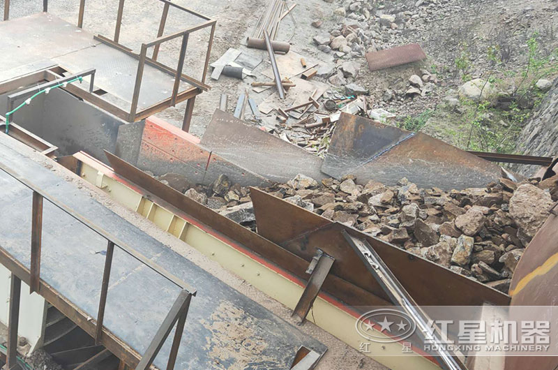 振動(dòng)給料機(jī)工作現(xiàn)場實(shí)拍圖