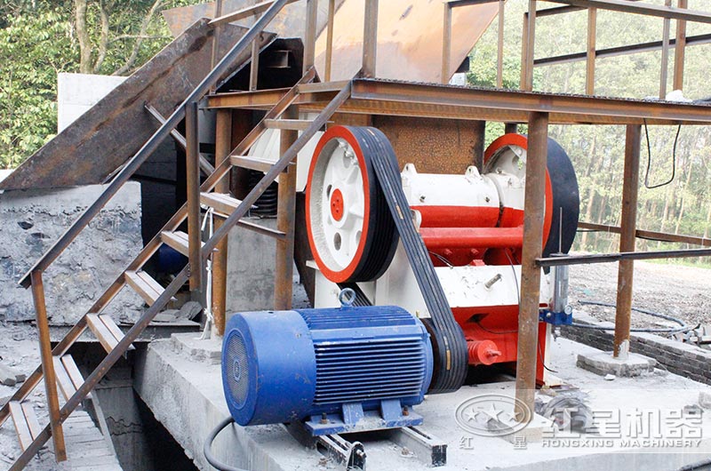 顎式破碎機(jī)工作現(xiàn)場實拍 顎式破碎機(jī)工作現(xiàn)場實拍