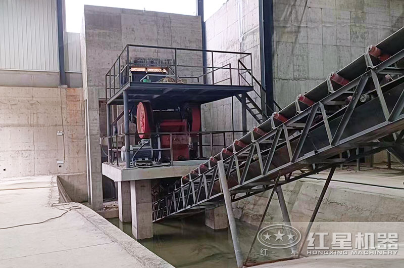 顎式破碎機(jī)工作現(xiàn)場(chǎng)圖片 顎式破碎機(jī)工作現(xiàn)場(chǎng)圖片