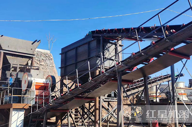 顎式破碎機工作現(xiàn)場圖 顎式破碎機工作現(xiàn)場圖