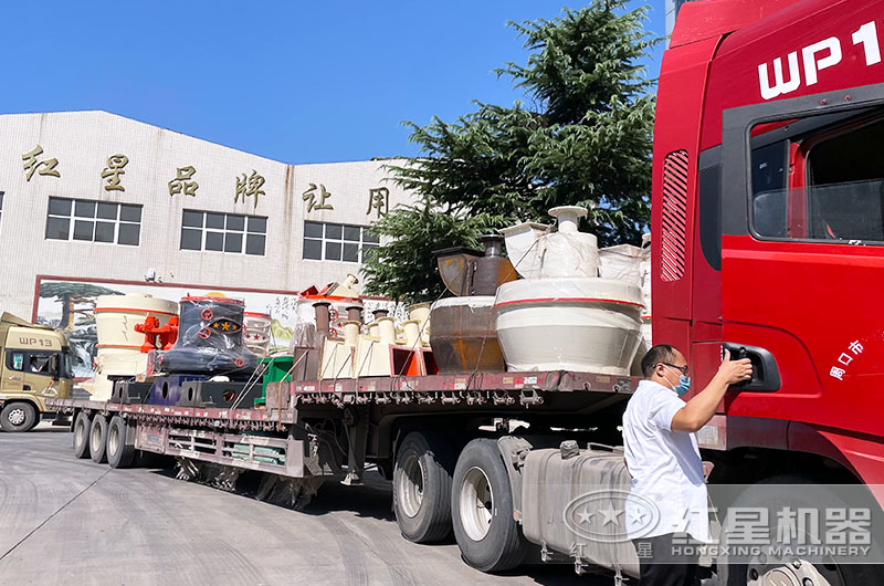 磨粉機設(shè)備裝車發(fā)貨現(xiàn)場圖片 磨粉機設(shè)備裝車發(fā)貨現(xiàn)場圖片