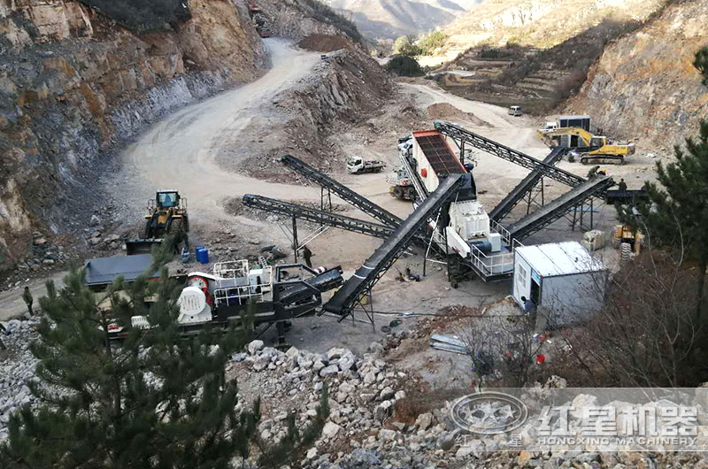 山東客戶移動(dòng)式大型粉碎機(jī)工作現(xiàn)場(chǎng)