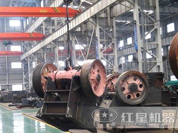 礦山破碎機(jī)設(shè)備生產(chǎn)車(chē)間