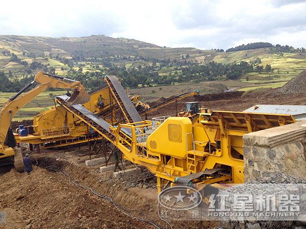 車載式建筑垃圾破碎機(jī)工作現(xiàn)場(chǎng)