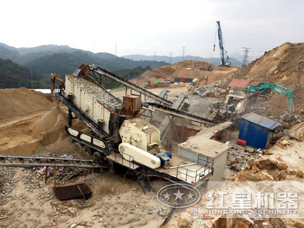 小型車載移動(dòng)破碎機(jī)處理建筑垃圾現(xiàn)場(chǎng)