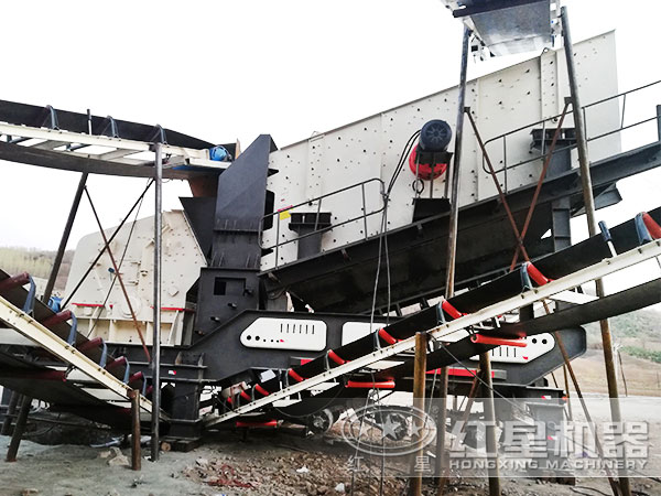 環(huán)保移動破碎機(jī)破碎現(xiàn)場