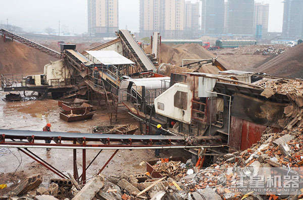 建筑垃圾移動粉碎機作業(yè)現(xiàn)場