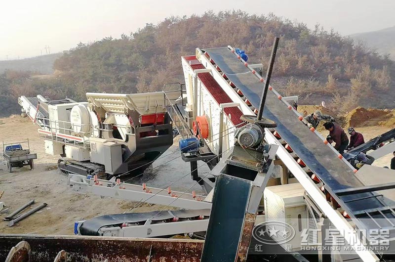 雙機(jī)作業(yè)的履帶移動(dòng)破碎石子機(jī)現(xiàn)場(chǎng)