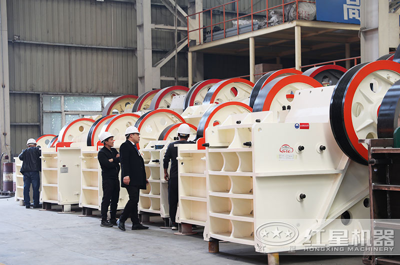 客戶來廠考察鄂式碎煤機設(shè)備