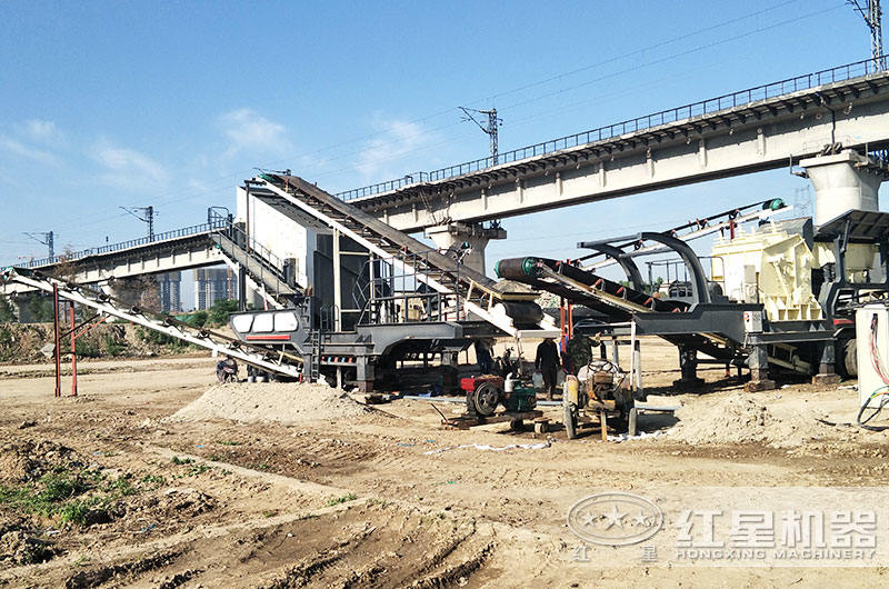 移動(dòng)式破碎機(jī)現(xiàn)場