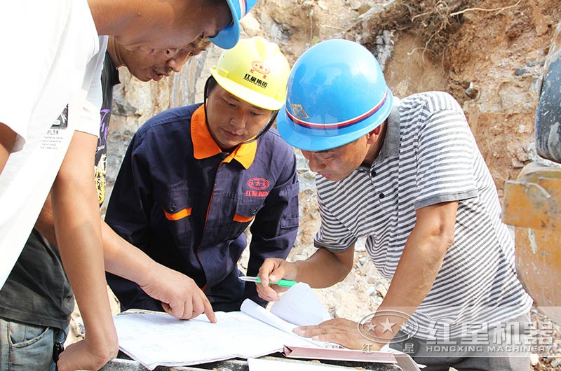 紅星技術經理現(xiàn)場勘察破碎原料及環(huán)境為用戶設計生產方案
