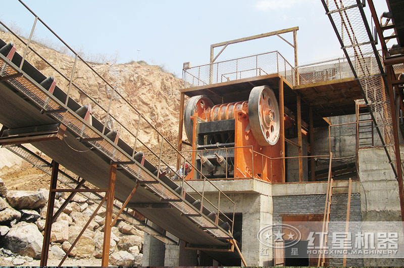 河南新鄉(xiāng)某客戶鐵礦破碎生產(chǎn)線現(xiàn)場(chǎng)圖