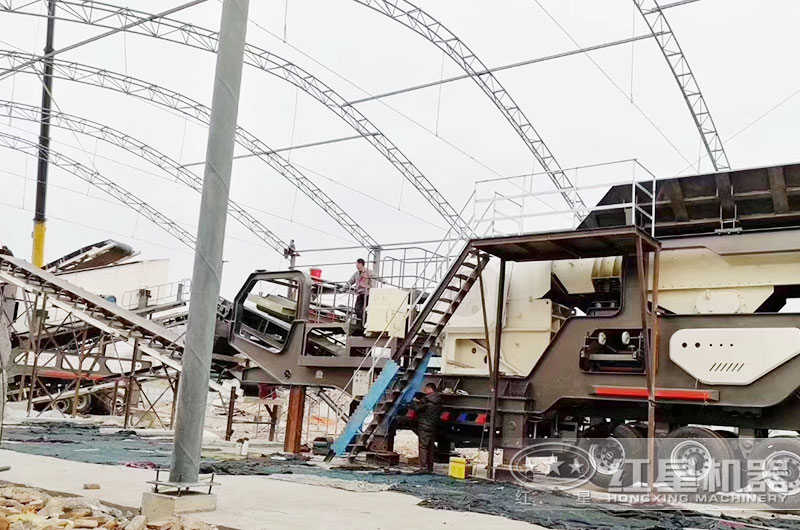 移動碎石破碎機(jī)室內(nèi)生產(chǎn)搭建中