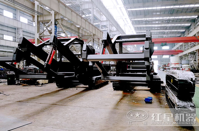 不同長度的履帶流動機(jī)架生產(chǎn)車間