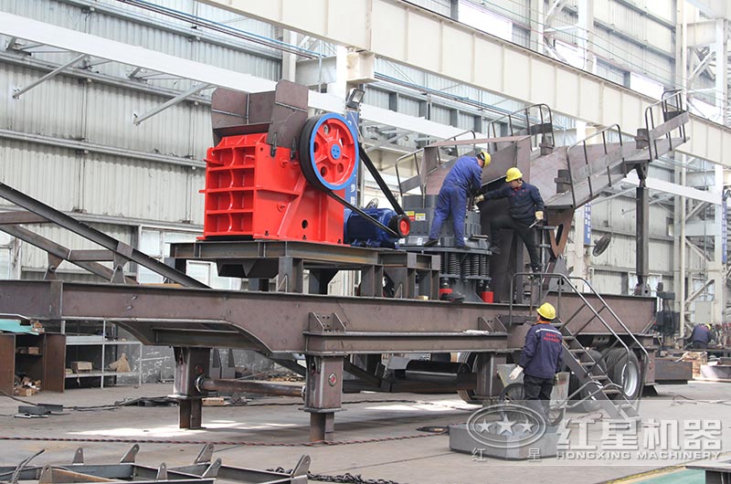 四合一移動(dòng)石子碎石機(jī)生產(chǎn)車(chē)間