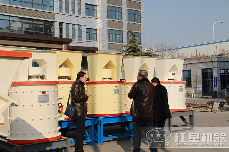 客戶來廠參觀復(fù)合式碎砂機