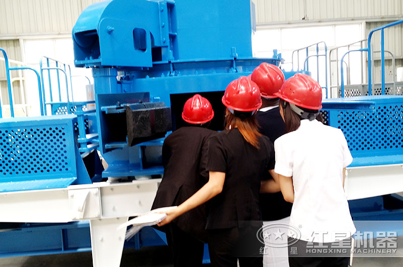 遼寧大連用戶來(lái)廠考察選購(gòu)立軸沖擊式破碎機(jī)