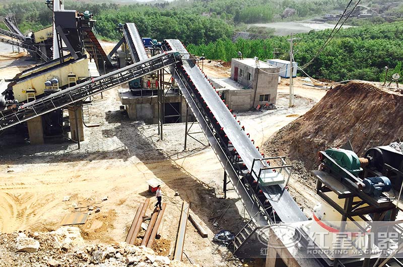 移動(dòng)碎石機(jī)和固定碎石機(jī)哪個(gè)好？話不多說，上現(xiàn)場圖