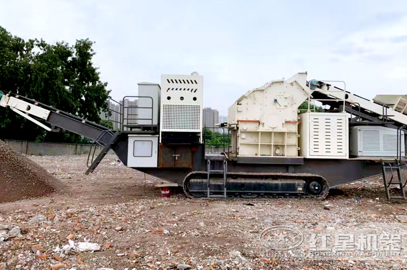 移動(dòng)細(xì)碎機(jī)制砂生產(chǎn)現(xiàn)場