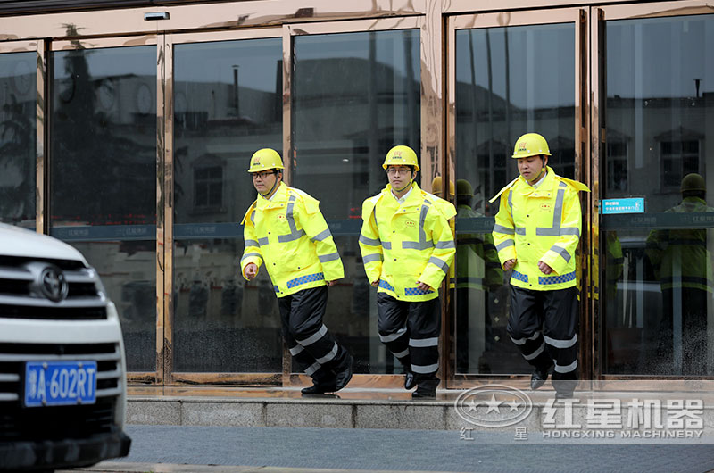 紅星售后人員隨時(shí)待命為您服務(wù)
