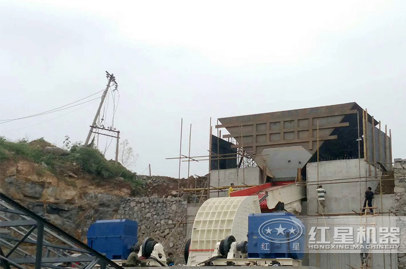 時(shí)產(chǎn)300噸的重錘式破碎機(jī)安裝現(xiàn)場