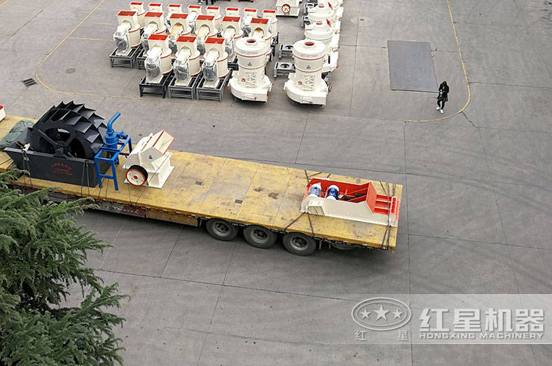 客戶訂購(gòu)的小型錘式破碎機(jī)準(zhǔn)備發(fā)貨現(xiàn)場(chǎng)
