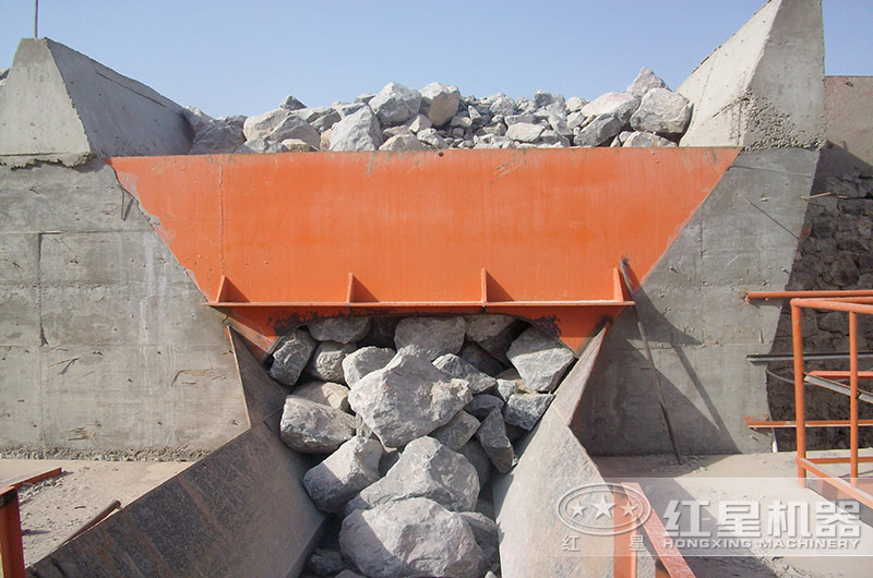 日產(chǎn)1萬方的石子加工廠需要配置幾臺多大型號的顎破機(jī)？