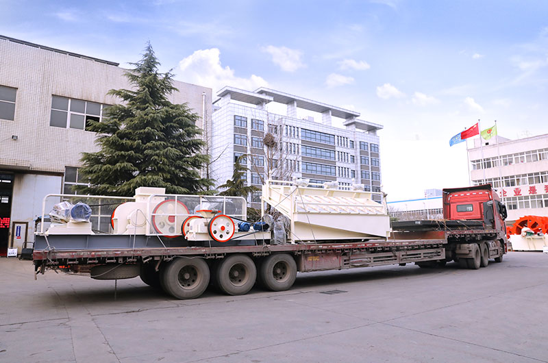 對輥式水泥破碎機(jī)發(fā)貨現(xiàn)場