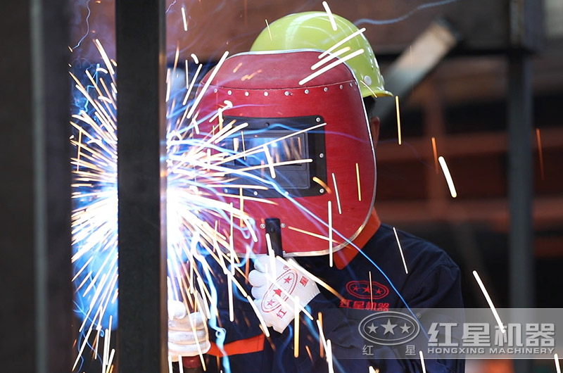 對(duì)輥式破碎機(jī)生產(chǎn)車間——技術(shù)人員生產(chǎn)現(xiàn)場(chǎng)