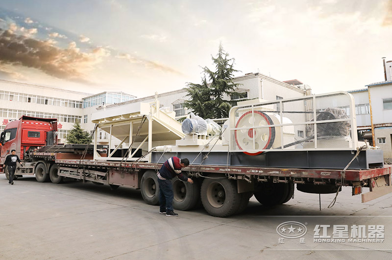 紅星為鞏義用戶配置的全套對(duì)輥式破碎設(shè)備——發(fā)貨現(xiàn)場(chǎng)